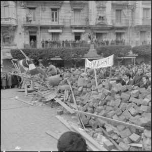  Les BARRICADES  
La Rue Michelet 