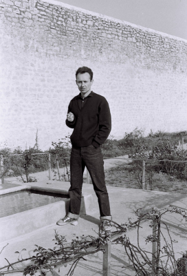  Lieutenant
Louis De CONDE 

dans le jardin fleuri 
de la cour de promenade