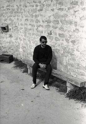   Marcel FERNANDEZ  
dans la cour de promenade