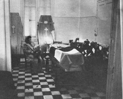 Rue d'Isly - 26 mars 1962 
---- 
la Morgue de l'Hopital MUSTAPHA
