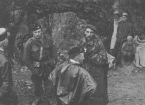 Lieutenant-Colonel DECORSE
et le 
 Capitaine Raymond MUELLE  
en discussion avec des gendarmes