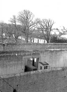 Double mur d'enceinte
et sas de passage