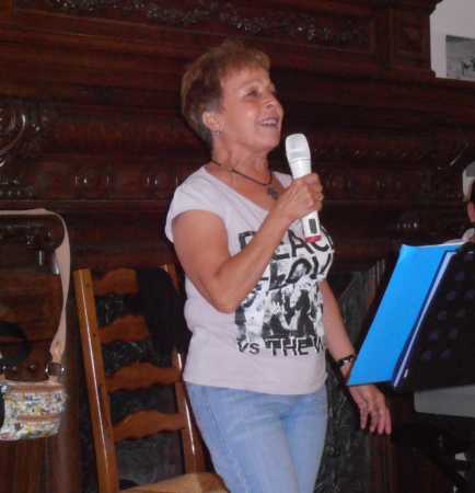   Nathalie YACOUT 
----
en train de chanter 
"Non rien de rien ..."
