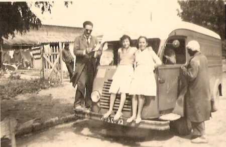   Nathalie YACOUT 
----
1961
Nathalie YACOUT sur la camionette