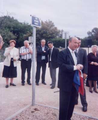  ORANGE 
Rue Jacques PERRET 
---- 
Inauguration par le maire 
Jacques BOMPARD
