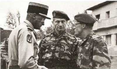   Cdt Roger FAULQUES  
au centre de la photo