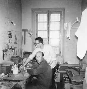  Prison de TOUL 
---- 
Elie AZOULAI et 
Pierre BARES dans
l'atelier de bricolage
