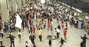 105 Dance surprise ou Flashmob sur le parvis de Notre Dame