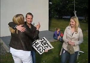 107 FREE HUGS CALINS GRATUITS A OSLO