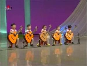 26 Des enfants Nord-Coreens jouent de la guitare