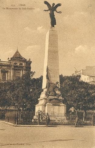 Sur cette photo, on voit encore La France inscrivant sur la colonne les noms des h�ros de Sidi Brahim